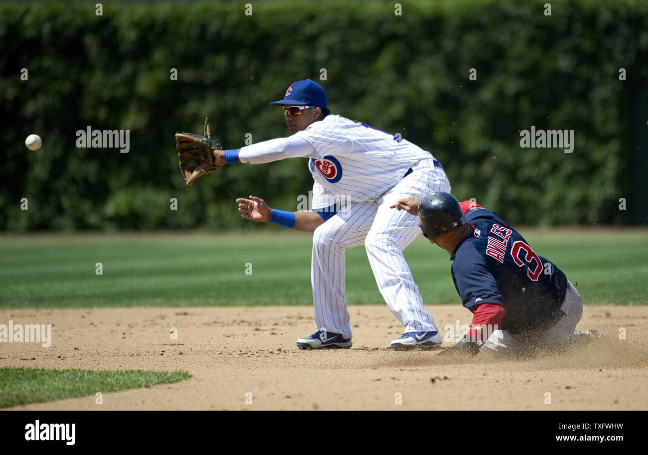 Boston Red Sox Mike Aviles ruba la seconda base come Chicago Cubs shorstop Starlin Castro attende i passi da casa durante la quinta inning a Wrigley Field su Giugno 15, 2012 a Chicago. UPI/Brian Kersey Foto Stock