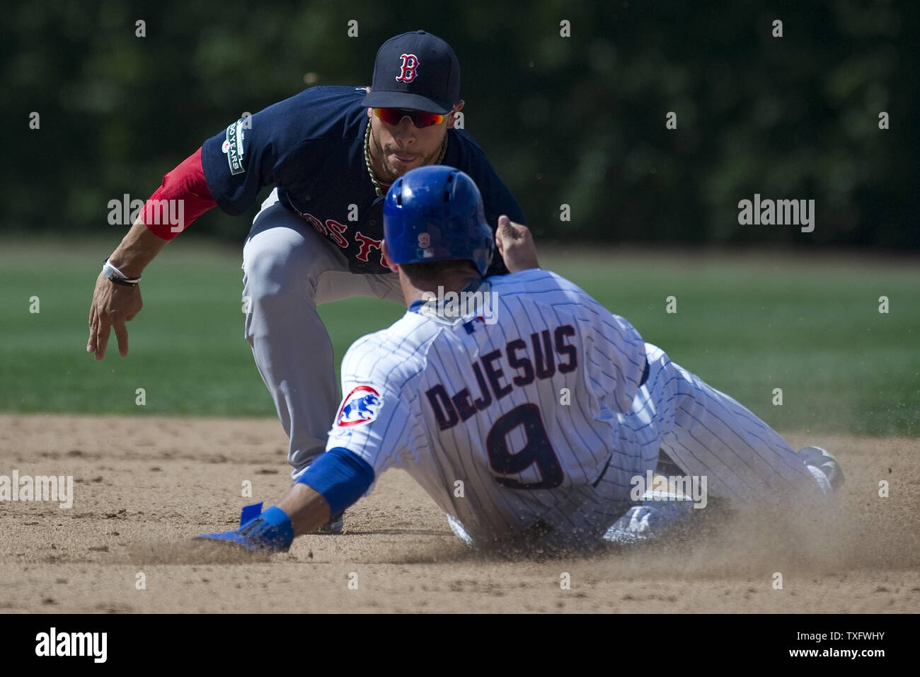 Boston Red Sox interbase Mike Aviles (L) tags fuori Chicago Cubs' David DeJesus durante l'ottavo inning a Wrigley Field su Giugno 15, 2012 a Chicago. Il Cubs ha vinto 3-0. UPI/Brian Kersey Foto Stock