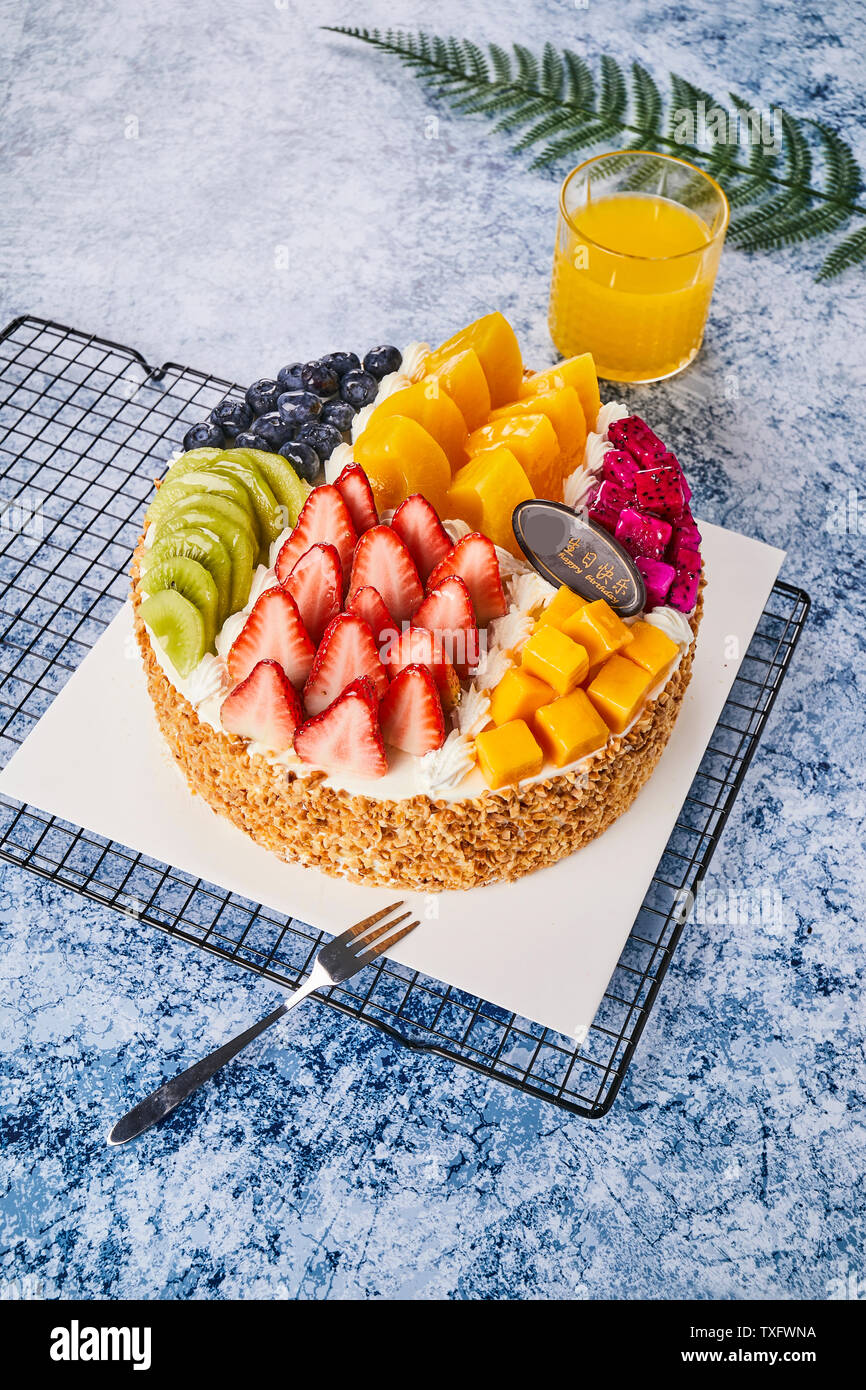 Torta di compleanno cioccolato frutta cream sandwich dolci da forno 8 pollice cibo foto fotografia Foto Stock