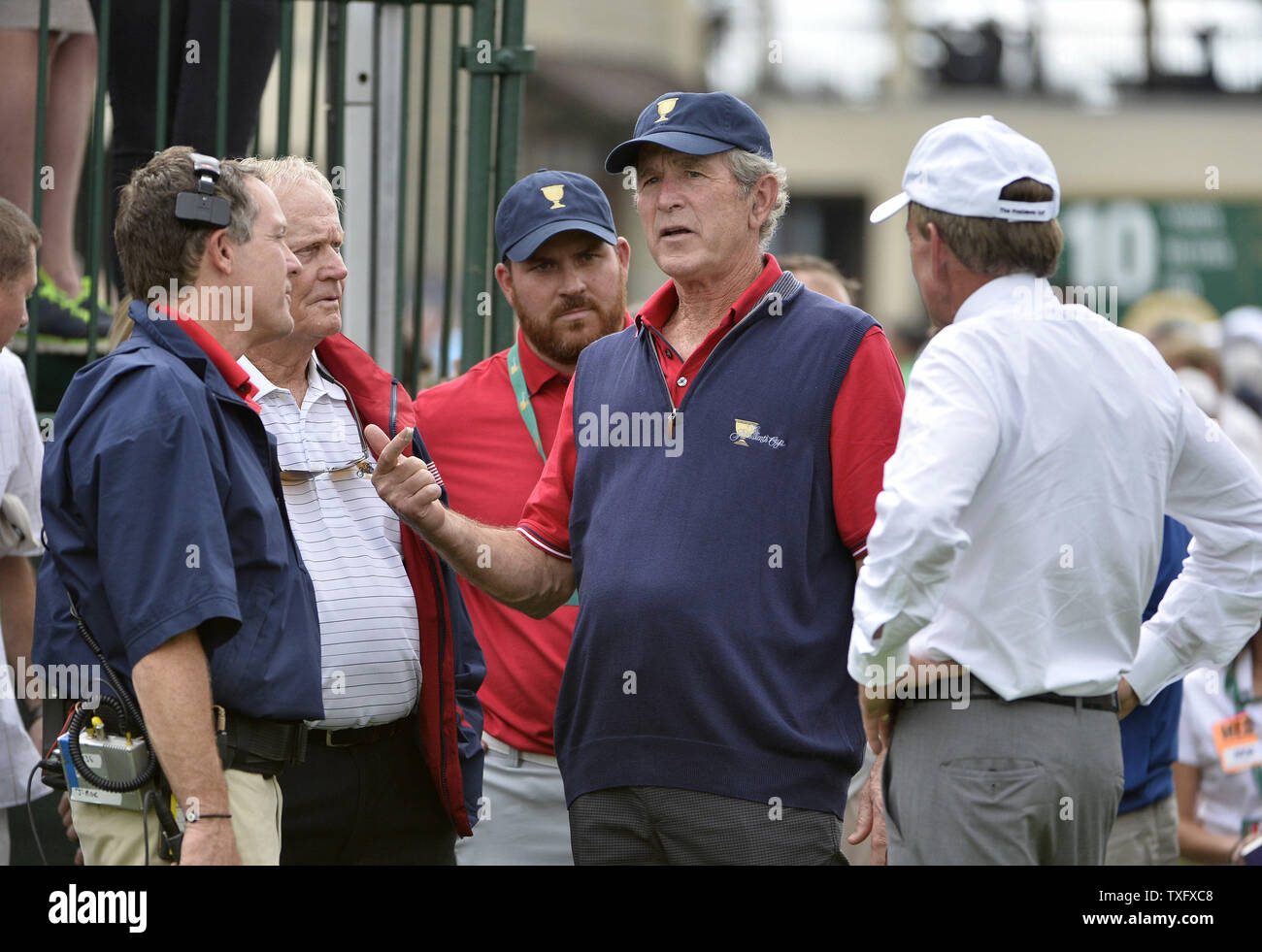 Ex U.S. Il Presidente George W Bush (C) parla con grande Golf Jack Nicklaus e altri funzionari di PGA come stanno sul primo raccordo a T sul 2013 Presidenti Cup a Muirfield Village Golf Club in Dublin, Ohio il 3 ottobre 2013. UPI/Brian Kersey Foto Stock