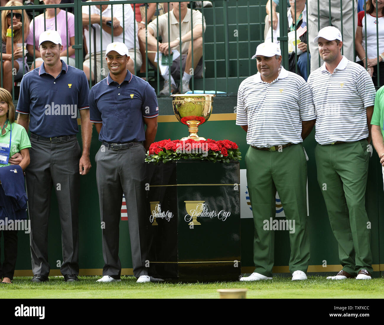 Stati Uniti i membri del team Matt Kuchar (L-R) e Tiger Woods e internazionale i membri del team Angel Cabrera e Marc Leishman posano per una foto con i presidenti Cup sulla prima casella con un raccordo a t al 2013 Presidenti Cup a Muirfield Village Golf Club in Dublin, Ohio il 3 ottobre 2013. UPI/Brian Kersey Foto Stock
