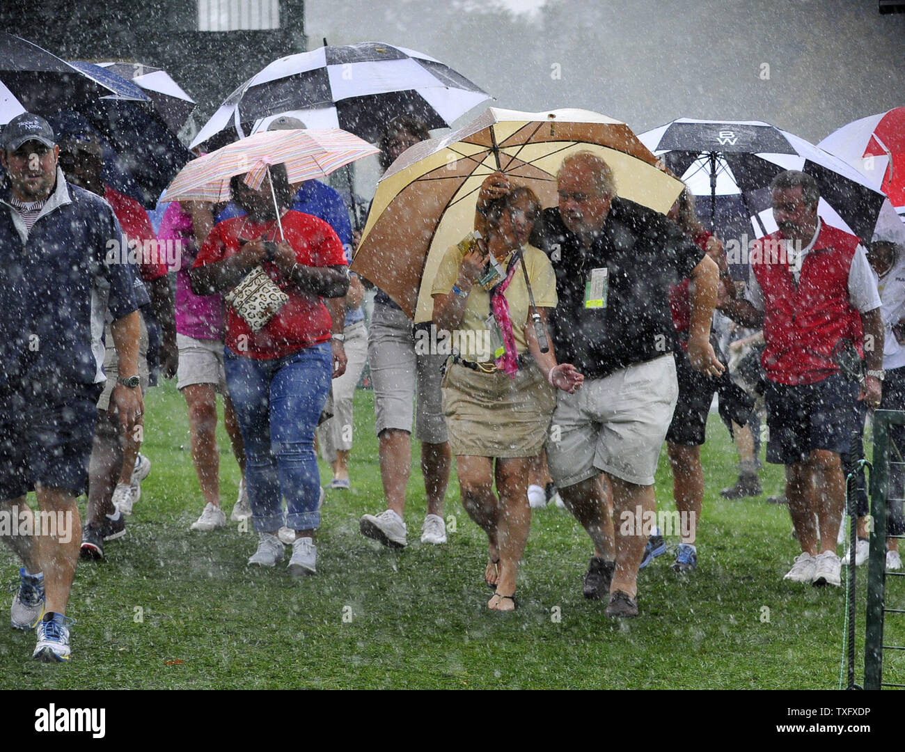 Testa di ventole per shelter come heavy rain cade durante un ritardo meteo del fourball corrisponda al 2013 Presidenti Cup a Muirfield Village Golf Club in Dublin, Ohio il 3 ottobre 2013. UPI/Brian Kersey Foto Stock