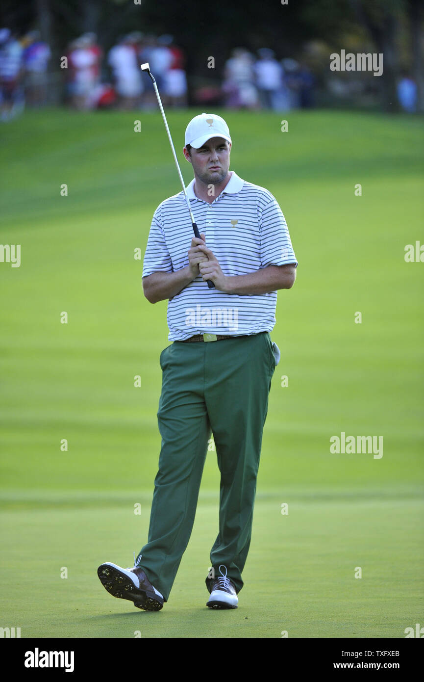 Marc Leishman reagisce dopo manca il suo putt sul tredicesimo foro durante il fourball match contro gli Stati Uniti al 2013 Presidenti Cup a Muirfield Village Golf Club in Dublin, Ohio il 3 ottobre 2013. Dopo giovedì l'corrispondenze, gli Stati Uniti conduce da 3,5 a 2,5 punti. UPI/Brian Kersey Foto Stock