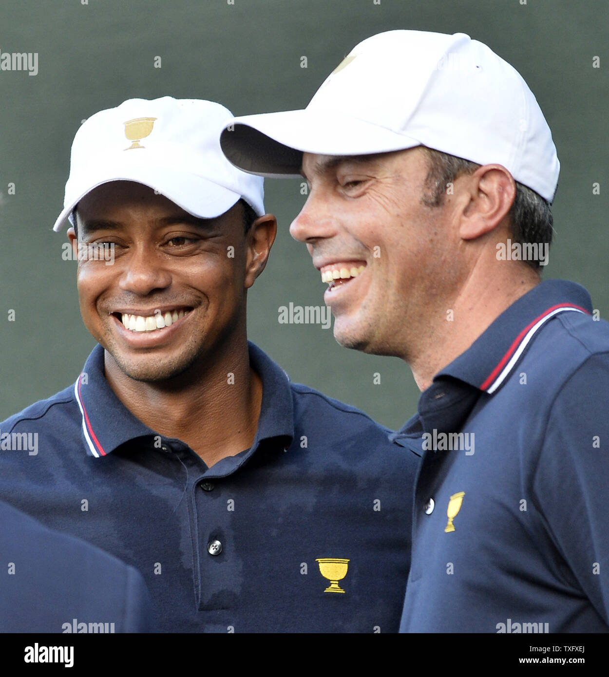 Stati Uniti ai membri del team di Tiger Woods (L) e Matt Kuchar sorriso dopo la loro 4 vittoria contro la squadra internazionale gli Stati Angel Cabrera di Argentina e Marc Leishman dell Australia durante il fourball corrisponda al 2013 Presidenti Cup a Muirfield Village Golf Club in Dublin, Ohio il 3 ottobre 2013. Dopo giovedì l'corrispondenze, gli Stati Uniti conduce da 3,5 a 2,5 punti. UPI/Brian Kersey Foto Stock