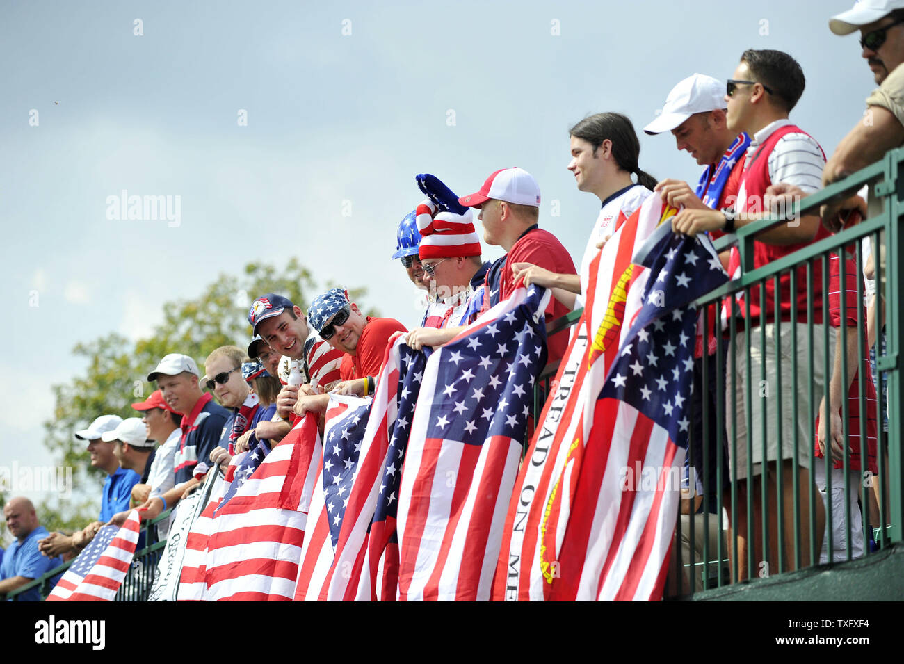Stati Uniti tifosi visualizzare le loro bandiere sul primo tee durante il secondo turno 4 concorrenza al 2013 Presidenti Cup a Muirfield Village Golf Club in Dublin, Ohio il 4 ottobre 2013. UPI/Brian Kersey Foto Stock