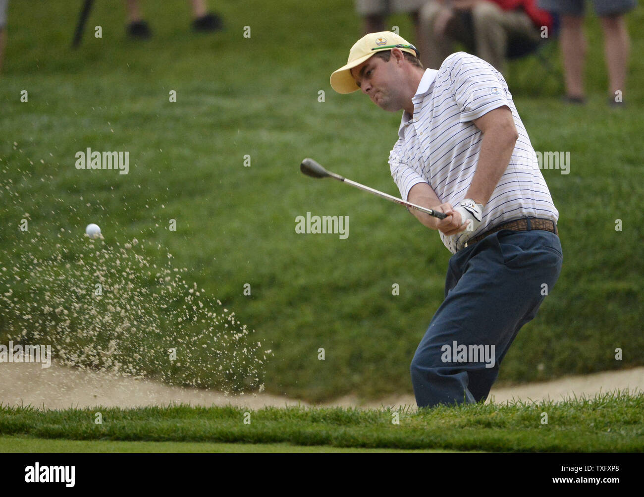 Il team internazionale di stati Marc Leishman dell Australia chips fuori del bunker e sulla xiv verde durante il secondo turno 4 concorrenza contro gli Stati Uniti Team al 2013 Presidenti Cup a Muirfield Village Golf Club in Dublin, Ohio il 5 ottobre 2013. UPI/Brian Kersey Foto Stock