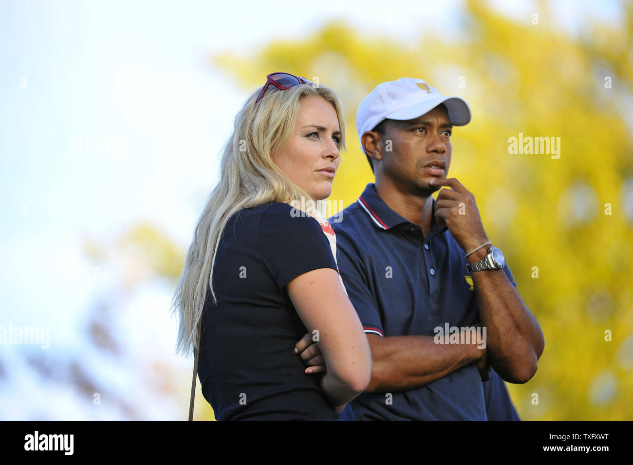 Stati Uniti sciatore olimpionico Lindsey Vonn (L) e gli Stati Uniti i membri del team Tiger Woods cercare il diciassettesimo foro durante il fourball match contro la squadra internazionale al 2013 Presidenti Cup a Muirfield Village Golf Club in Dublin, Ohio il 3 ottobre 2013. Dopo giovedì l'corrispondenze, gli Stati Uniti conduce da 3,5 a 2,5 punti. UPI/Brian Kersey Foto Stock