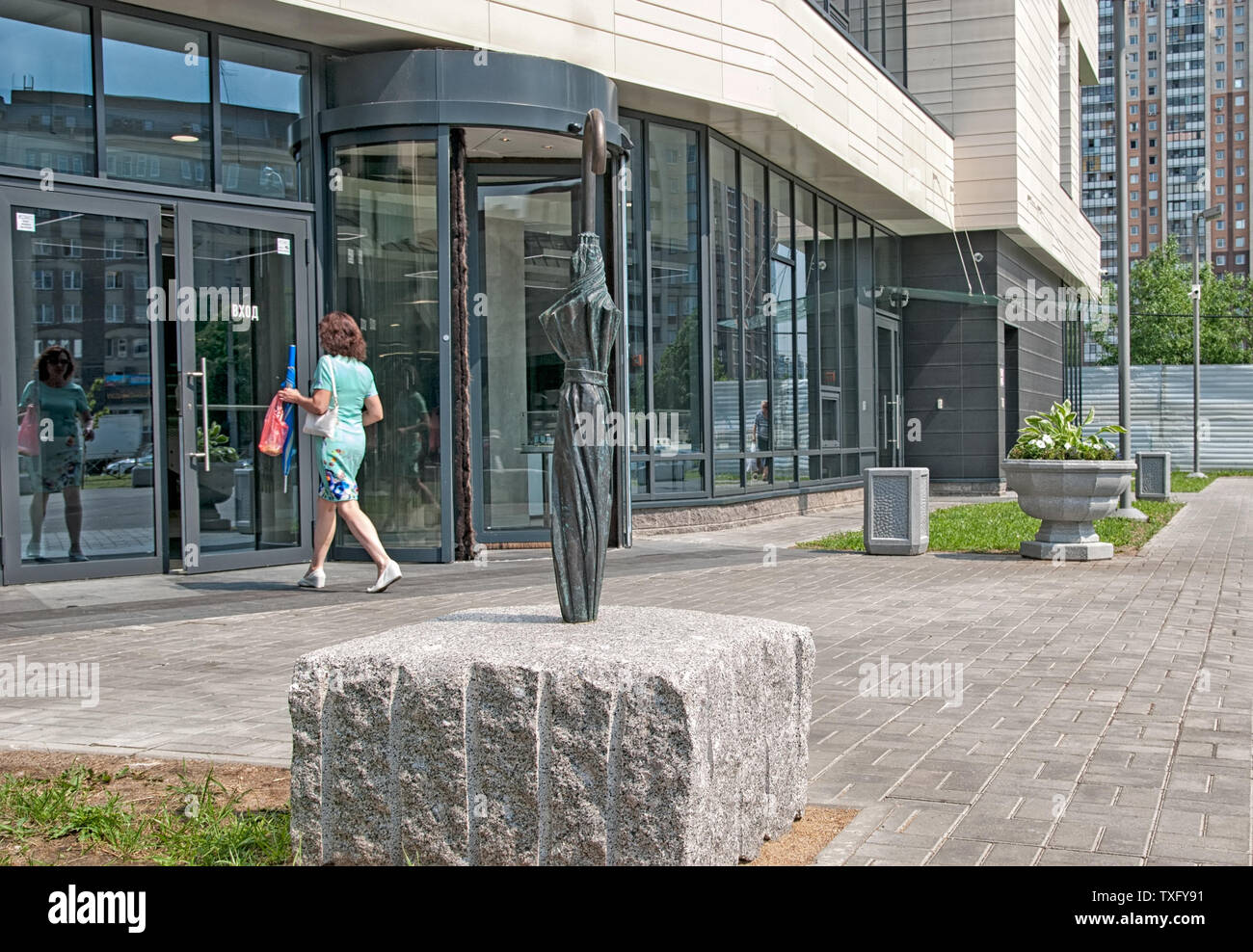 - San Pietroburgo, Russia - 7 giugno 2019: la scultura di l'ombrello sul piedistallo di granito vicino Lenspecsmu Business Center nel quartiere Primorsky Foto Stock
