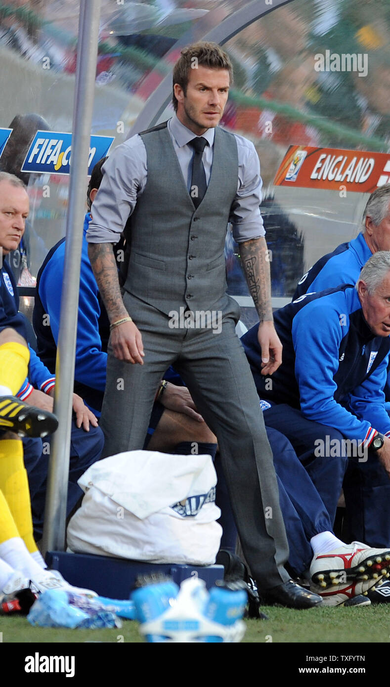 David Beckham di Inghilterra orologi il Round 16 corrispondono al Free State Stadium di Bloemfontein, Sud Africa il 27 giugno 2010. UPI/Chris Brunskill Foto Stock