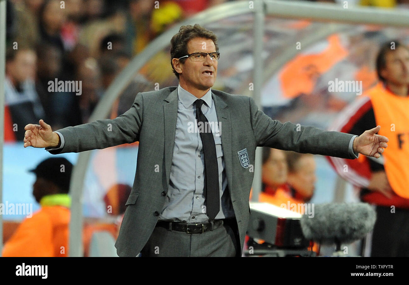 Inghilterra manager Fabio Capello guarda sconsolato durante il Round di 16 corrispondono al Free State Stadium di Bloemfontein, Sud Africa il 27 giugno 2010. UPI/Chris Brunskill Foto Stock