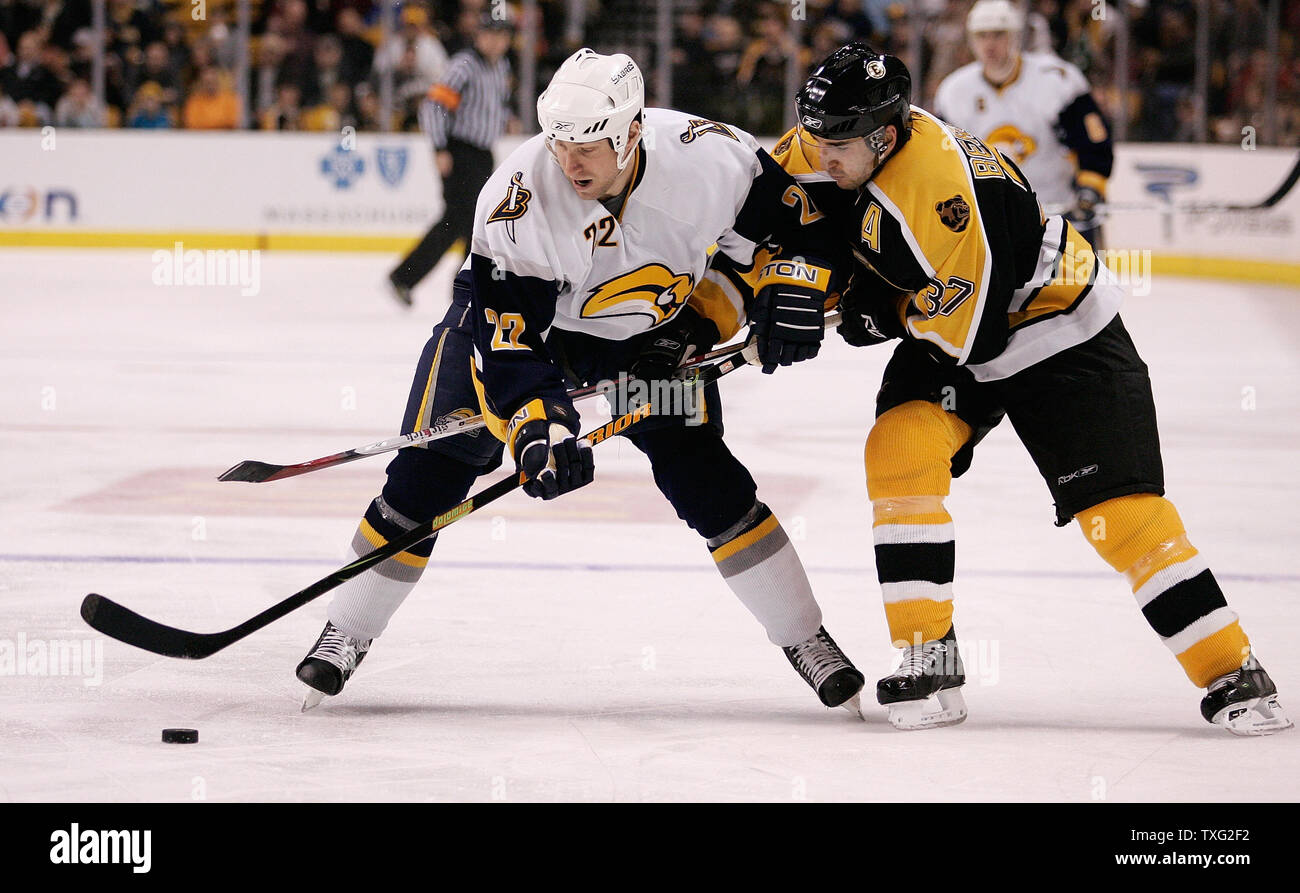 Buffalo Sabres centro Adam Mair (22) tussles con Boston Bruins center Patrice Bergeron (37) nel terzo periodo il 15 gennaio 2007 presso il TD Banknorth Garden di Boston. I Bruins ha vinto il gioco 3-2 in una sparatoria. (UPI foto/Matthew Healey) Foto Stock