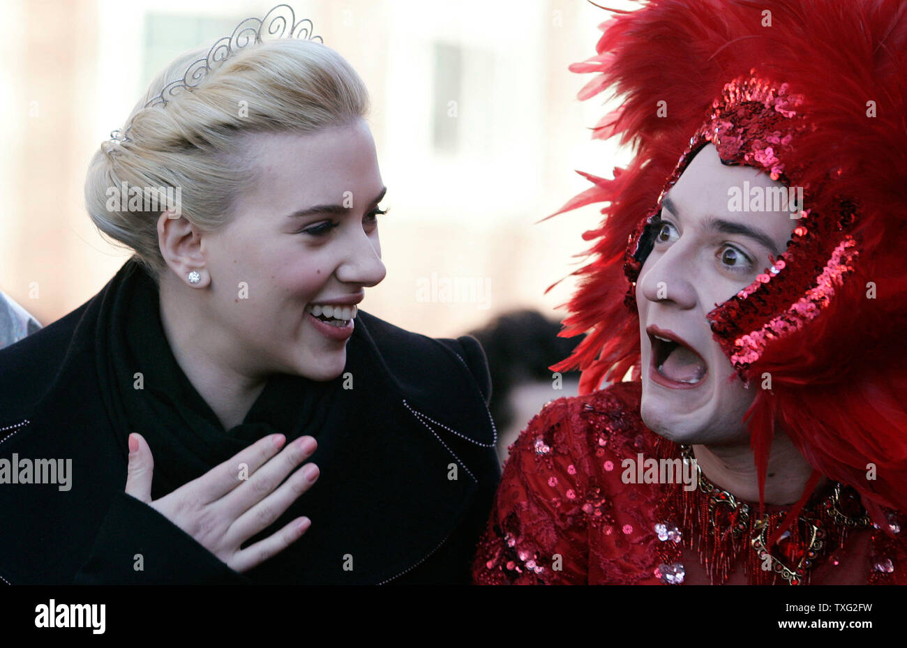 L'attrice Scarlett Johannson (L) ride con la Harvard senior e pudding affrettato teatrale di membro del cast Josh Brener all'inizio del 2007 parade di Cambridge, Massachusetts il 15 febbraio 2007. Johannson si è aggiudicato la donna dell'anno dalla Università di Harvard pudding affrettato gruppo teatrale. (UPI foto/Matthew Healey) Foto Stock