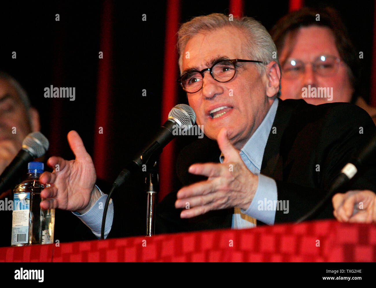 Direttore Martin Scorcese colloqui per il pubblico circa il suo film "i defunti' al Coolidge Corner teatro in Brookline, messa. Il 12 aprile 2007. Il pannello di quattro anche editor incluso Thelma Schoonmaker, scrittore William Monohan, musicista e compositore Howard Shore. (UPI foto/Matthew Healey) Foto Stock