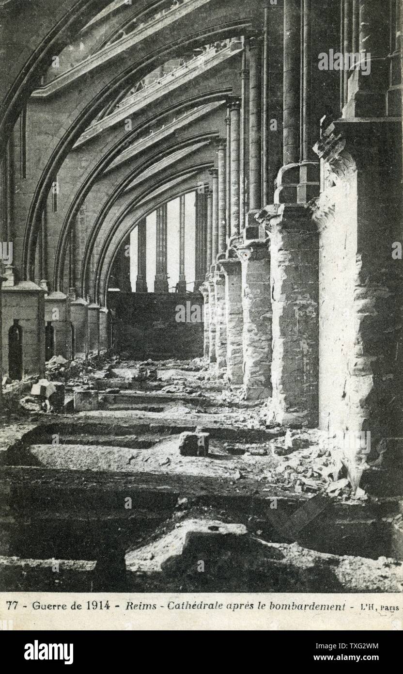 Una cartolina che rappresenta le rovine della cattedrale di Reims (Nostra Signora di Reims) dopo la prima guerra mondiale bombardamenti. 1915 Foto Stock