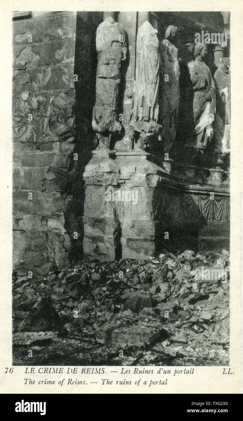 Una cartolina che rappresenta le rovine della cattedrale di Reims (Nostra Signora di Reims) dopo la prima guerra mondiale i bombardamenti: Dettaglio di un portale laterale. 1915 Foto Stock