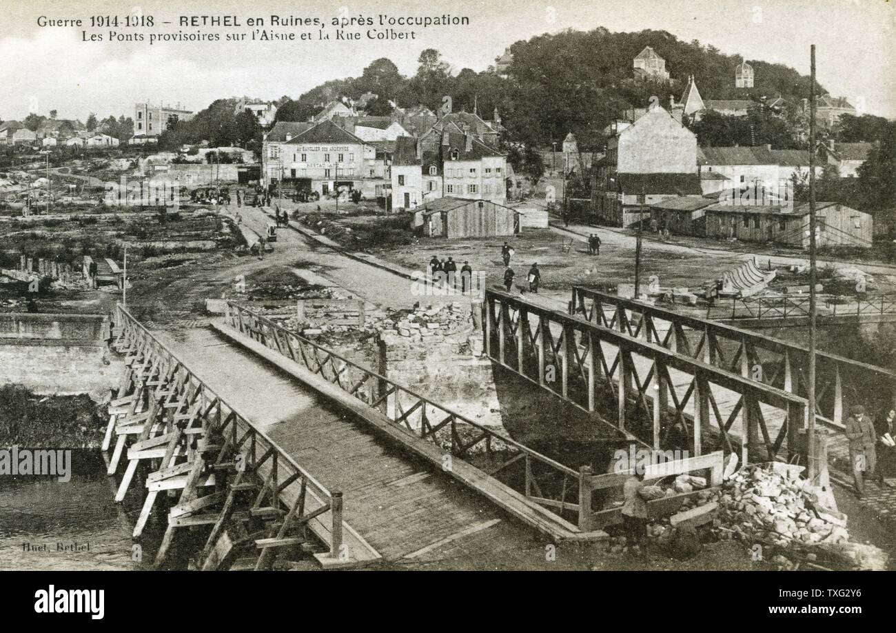 Una cartolina che rappresenta le rovine della città di Rethel (ARDENNE) dopo la prima guerra mondiale i bombardamenti: la temporanea di ponti sul fiume Aisne alla rue Colbert. 1918 Foto Stock