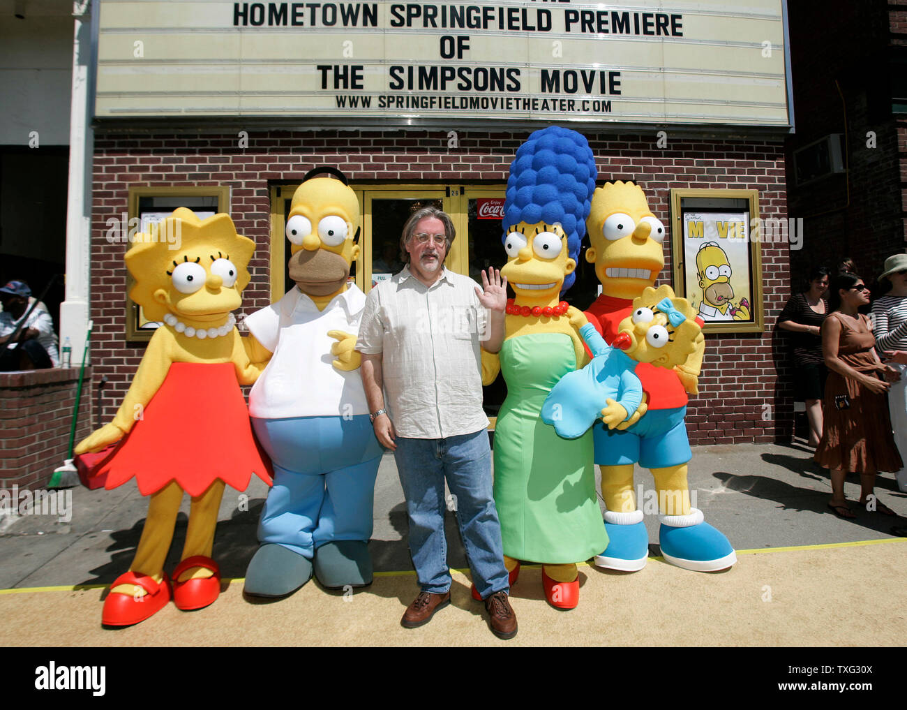 'The Simpsons Movie" produttore Matt Groening (C) onde per la folla mentre schierate con i caratteri dal suo show televisivi e film a Natale premier di The Simpsons Movie allo Springfield Movie Theater in Springfield, Vermont sulla luglio 21, 2007. Da sinistra sono Lisa Simpson, Homer Simpson, Matt Groening, Marge Simpson, Maggie Simson e Bart Simpson. (UPI foto/Matthew Healey) Foto Stock