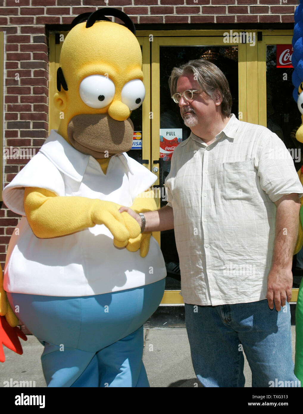 'The Simpsons Movie" produttore Matt Groening (R) scuote le mani con Homer Simpson a Natale premier di The Simpsons Movie allo Springfield Movie Theater in Springfield, Vermont sulla luglio 21, 2007. (UPI foto/Matthew Healey) Foto Stock