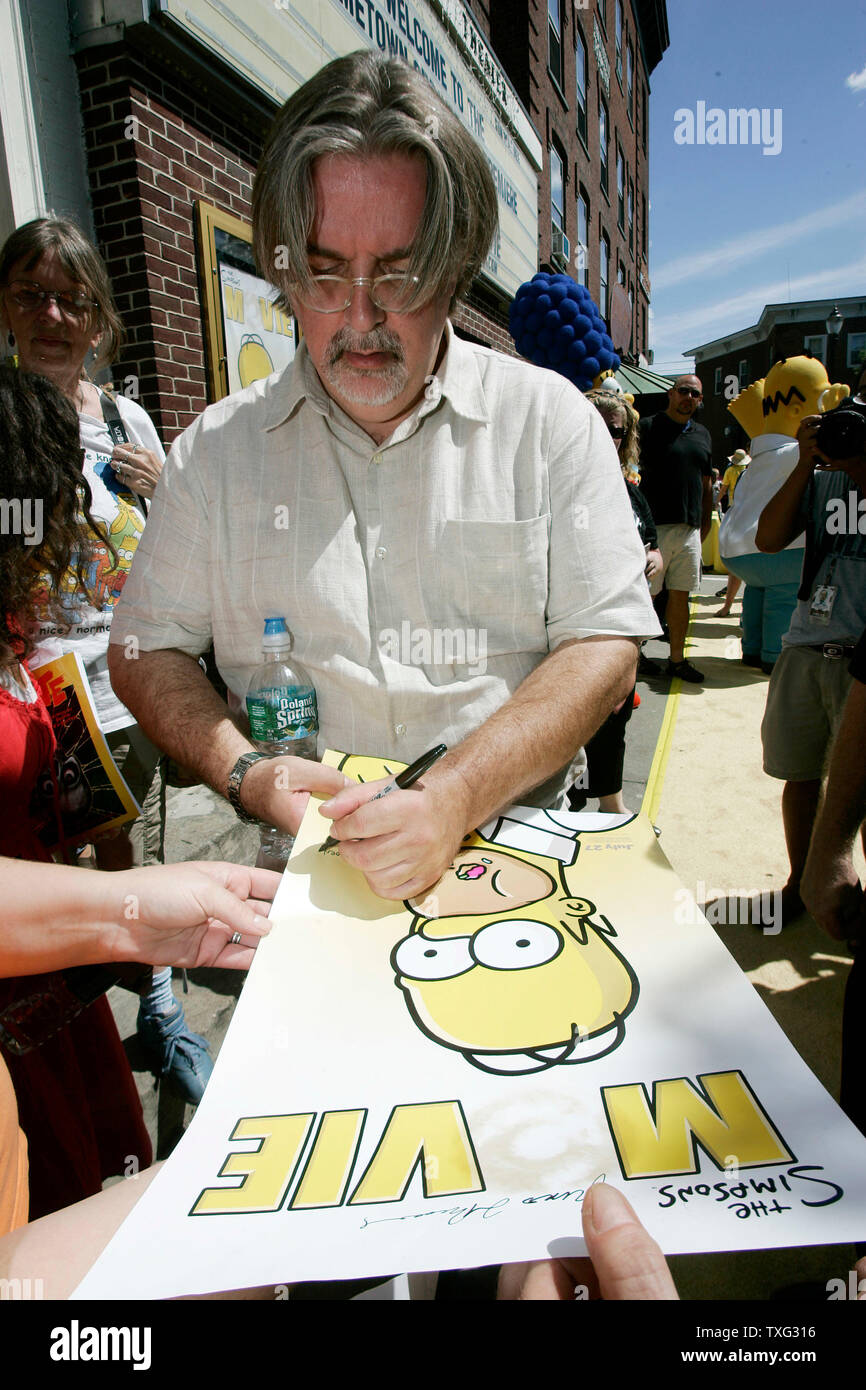'The Simpsons Movie" produttore Matt Groening segni un autografo per una ventola alla città natale premiere del film di Simpsons a Springfield Movie Theater in Springfield, Vermont il 21 luglio 2007.(UPI foto/Matthew Healey) Foto Stock