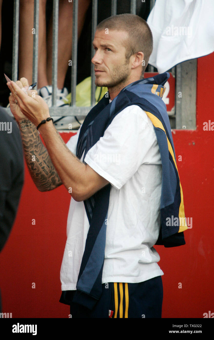 Los Angeles Galaxy centrocampista David Beckham si ferma a firmare un autografo prima di iniziare il gioco contro la Nuova Inghilterra rivoluzione a Gillette Stadium di Foxboro, Massachusetts il 12 agosto 2007. Beckham è seduto fuori gioco a causa di una fastidiosa caviglia lesioni. (UPI foto/Matthew Healey) Foto Stock