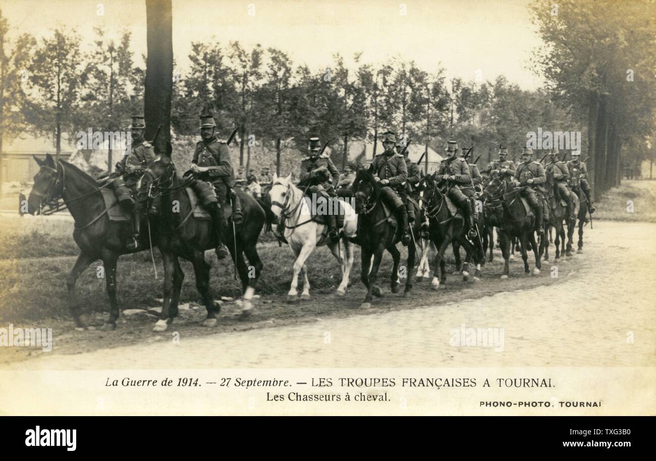 Una cartolina che rappresenta montato chasseurs belga che arrivano a Tournai (Belgio) il 27 settembre 1914. Foto Stock