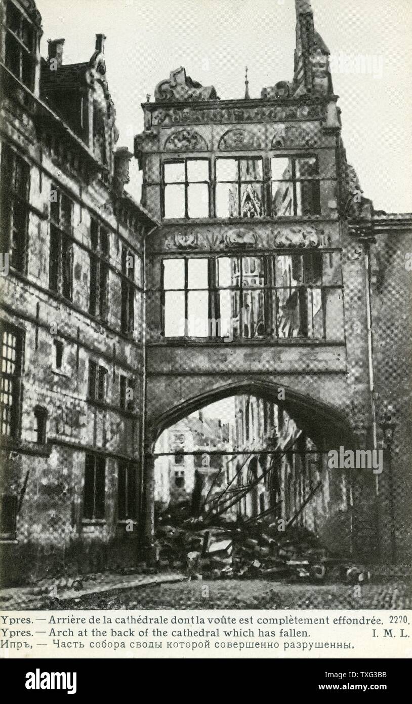 Una cartolina che rappresenta le rovine della città di Ypres in Belgio dopo la prima guerra mondiale i bombardamenti: il Saint Martin Cattedrale. 1915 Foto Stock