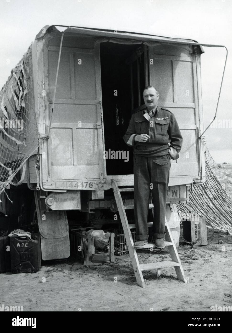 British Maresciallo di Campo William Slim, in posa di fronte al suo comando caravan. 1945 Foto Stock