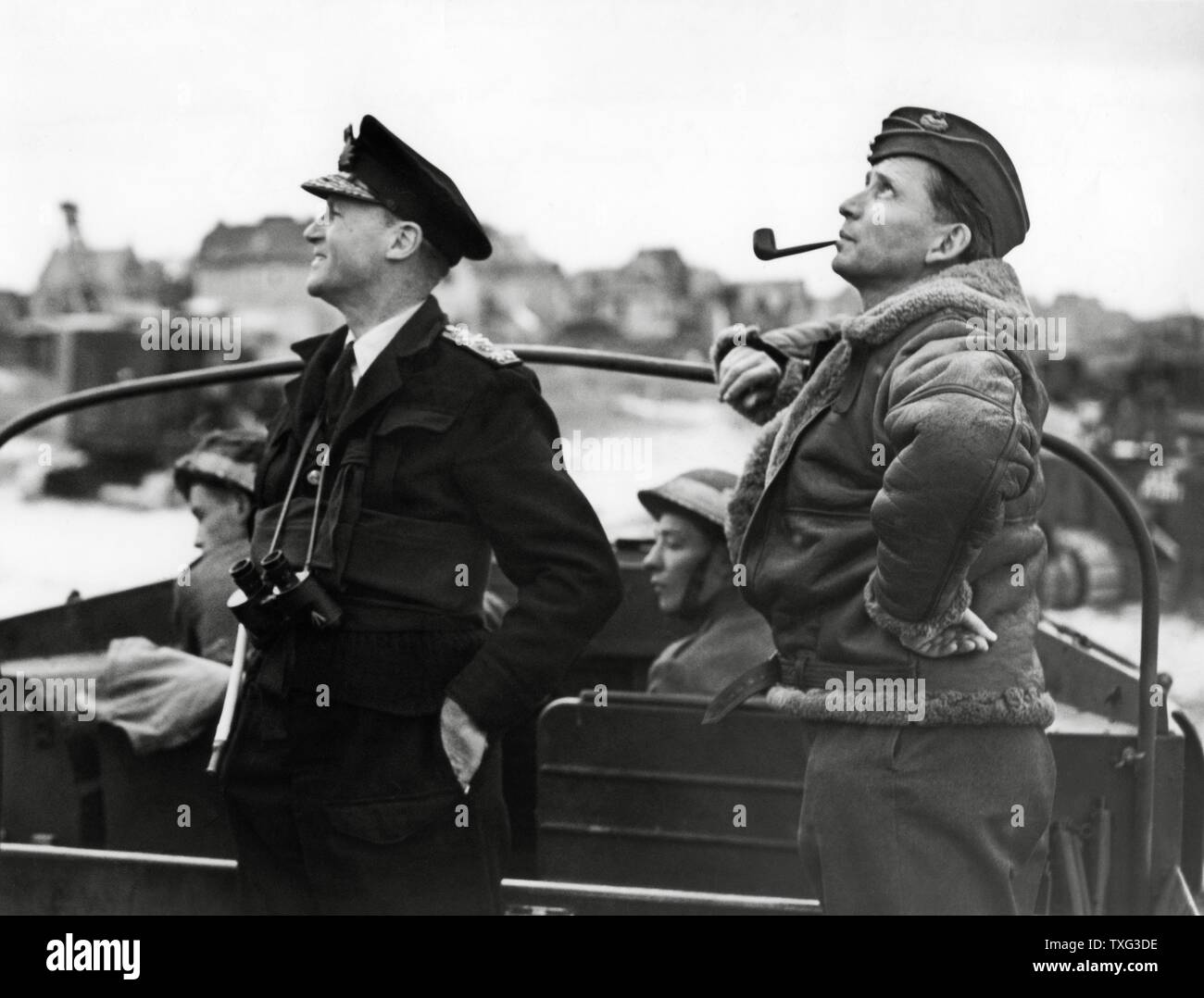 Sir Bertram Ramsay (Royal Navy) e Sir Arthur Tedder (Royal Air Force) osservando il passaggio dei velivoli degli alleati sulla costa della Normandia. Giugno-luglio 1944 Foto Stock
