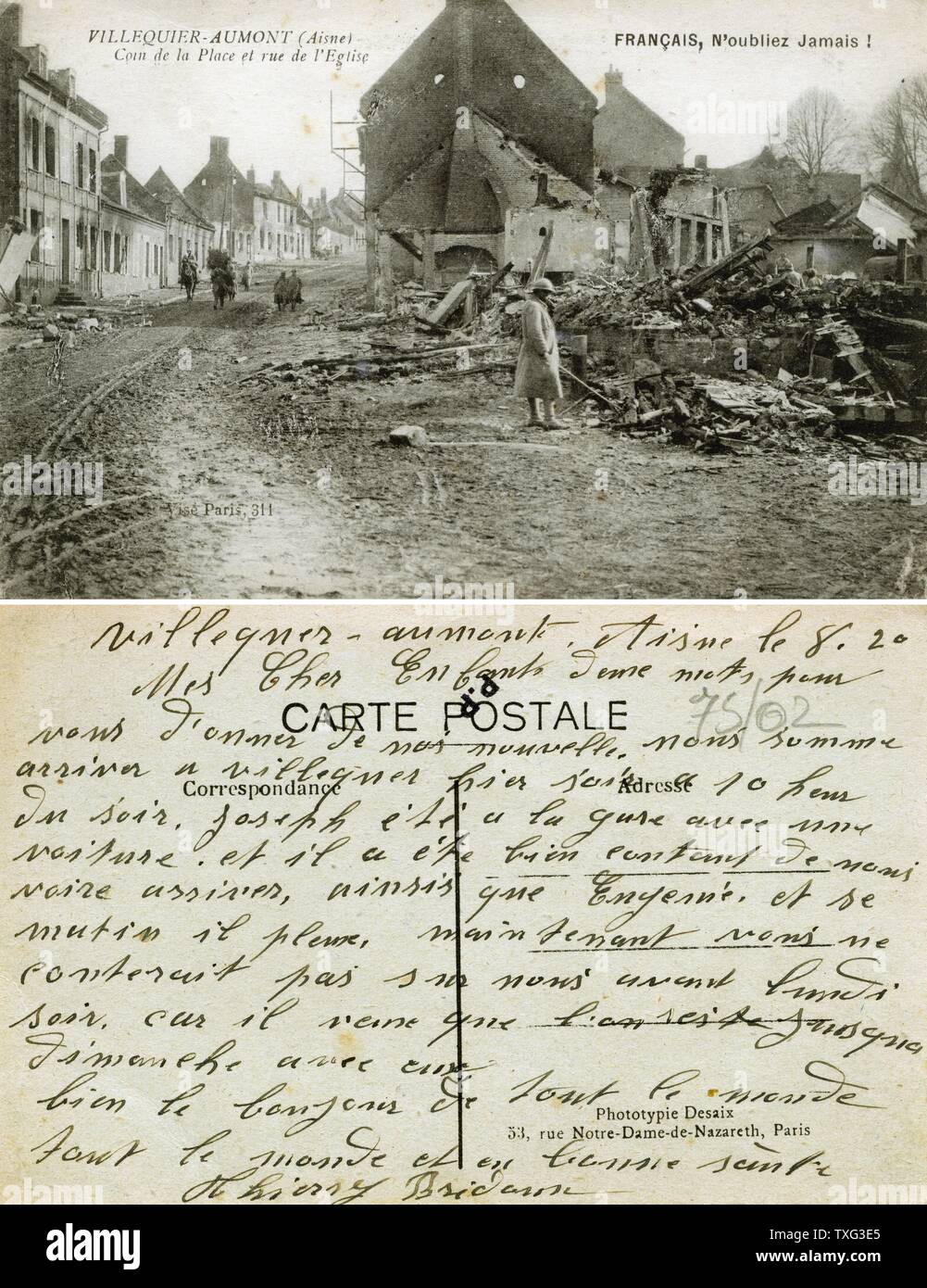 Una cartolina che rappresenta le rovine della città di a Villequier Aumont (Aisne) dopo la prima guerra mondiale i bombardamenti: Luogo e rue de l'Eglise. 1918 Foto Stock