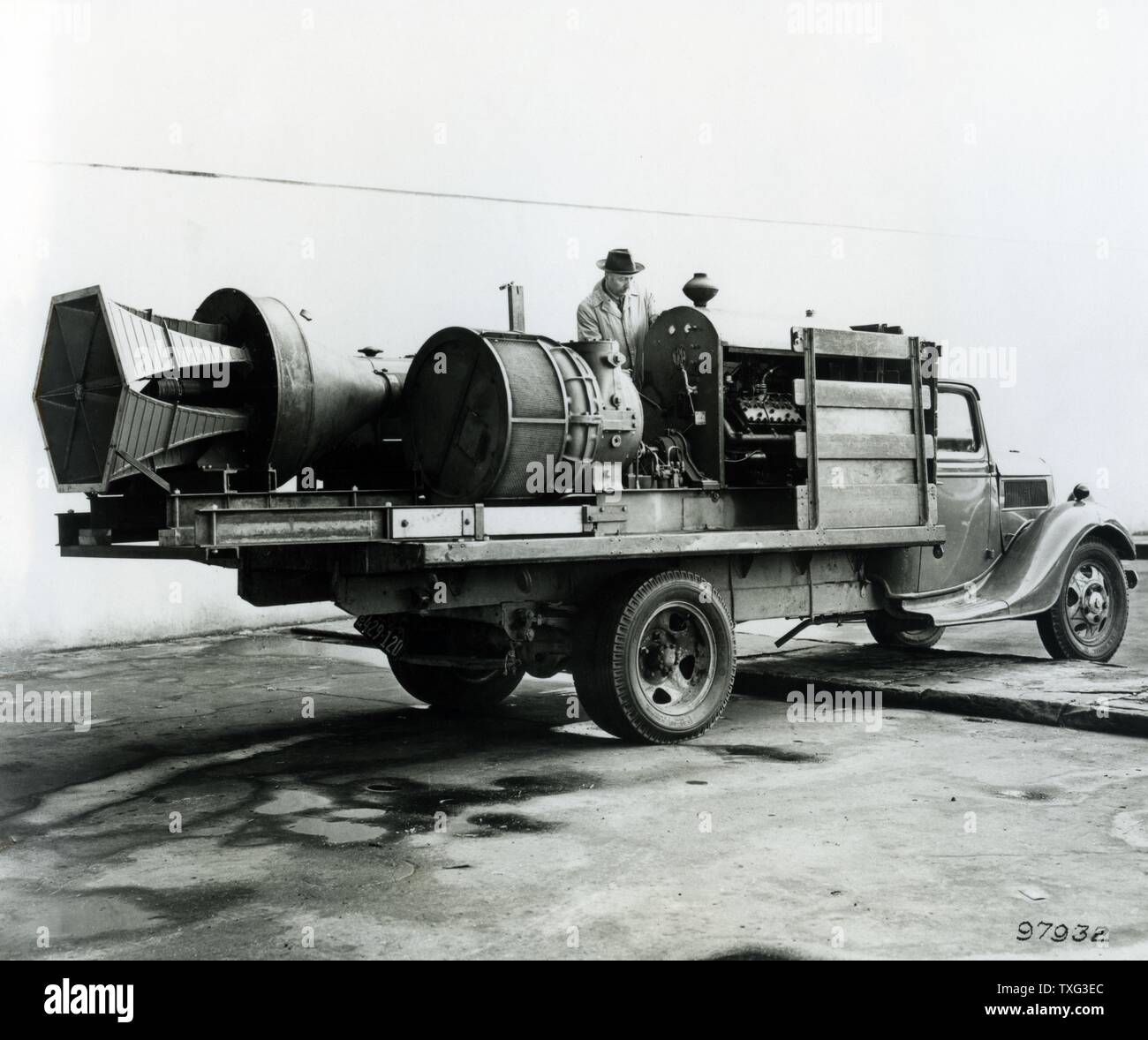 Segreto dispositivo sviluppato da Bell Labs e chiamato 'fischio'. Questo è il più grande e potente air raid siren mai costruito. Qui, 'fischio' è montato su un carrello. La Seconda Guerra Mondiale Foto Stock