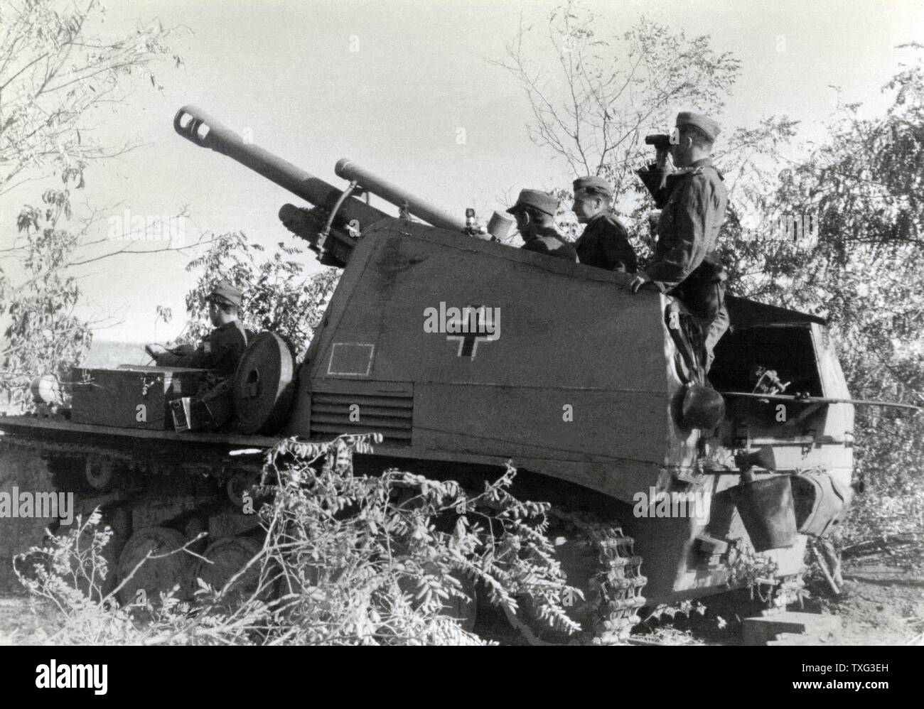 Campo luce obice di 10,5 cm (noto come FH 18), montata su un serbatoio e utilizzato dalle truppe tedesche durante la Seconda Guerra Mondiale. Settembre 1943 Foto Stock