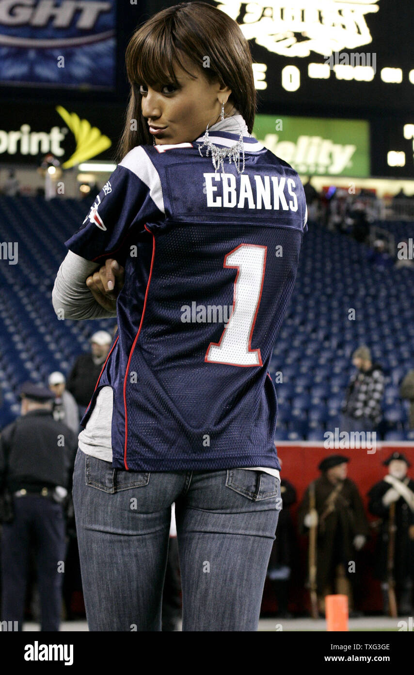 Victoria's Secret model Selita Ebanks pone in una New England Patriots jersey prima della partita contro il Philadelphia Eagles al Gillette Stadium di Foxboro, Massachusetts il 25 novembre 2007. (UPI foto/Matthew Healey) Foto Stock