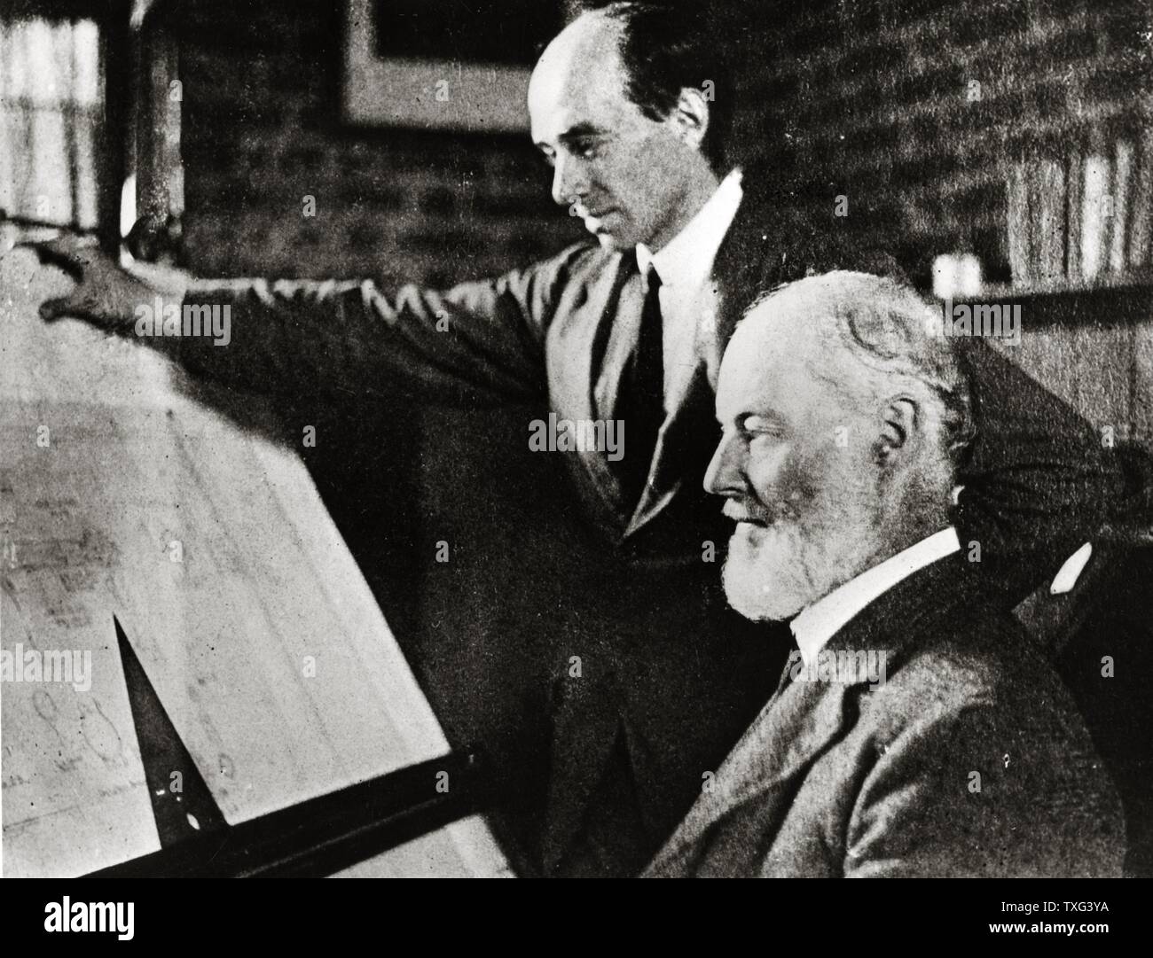 Inglese meccanico Henry Royce al suo tavolo da disegno, con il suo design manager, Bill Hardy. c.1930 Foto Stock