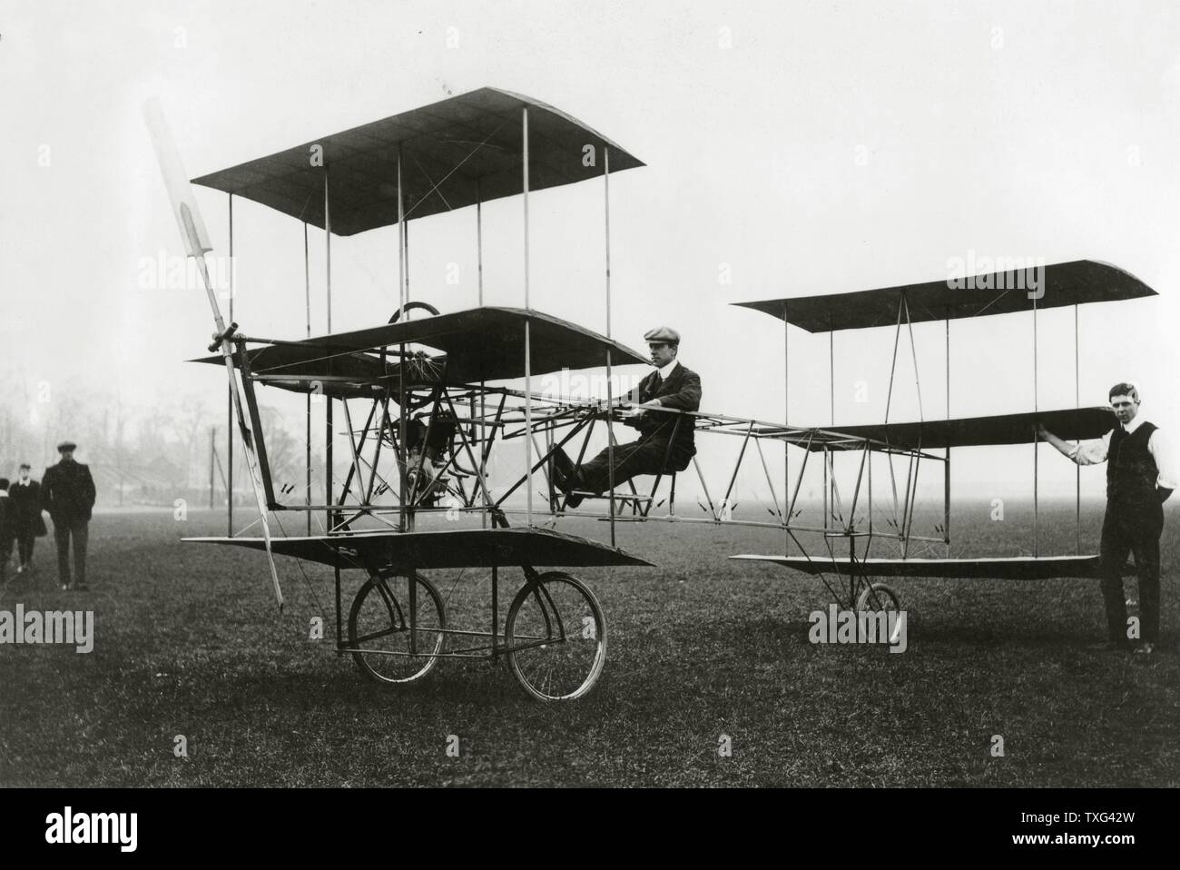 Inglese pioniere aeronautico Alliott Verdon-Roe ai comandi della sua sperimentale aeromobili chiamato "Roe ho triplano'. Primo volo in Walthamstow paludi il 5 giugno 1909 Foto Stock