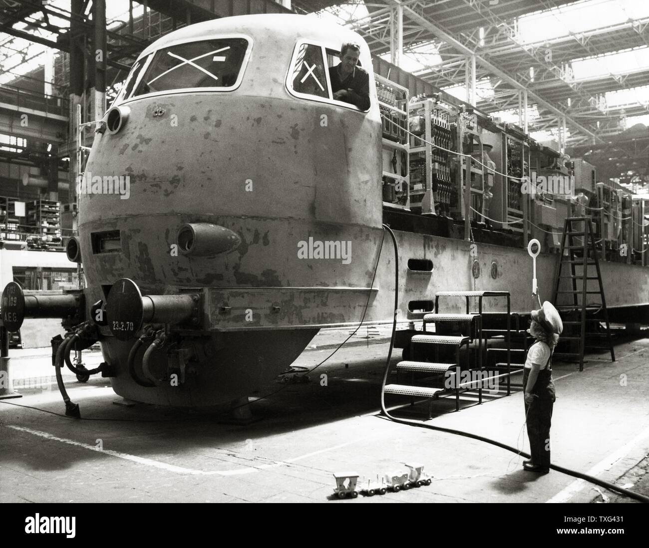 Classe 103 locomotore elettrico azionato dalla Deutsche Bundesbahn, sotto il montaggio. Luglio 1970 Foto Stock