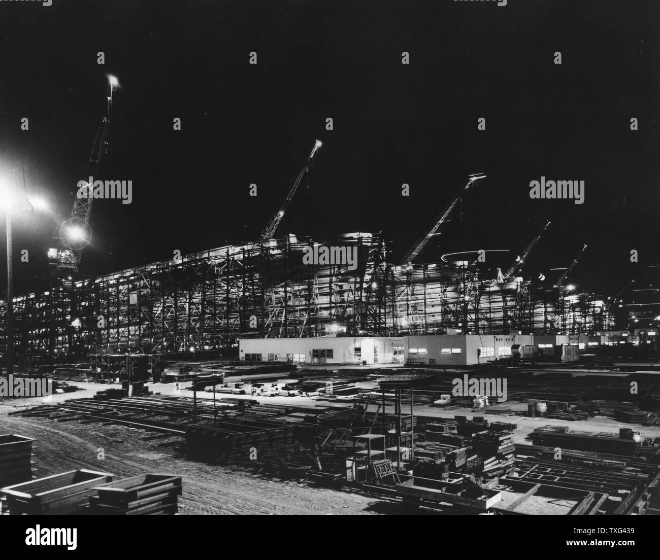 Vista notturna della cantieristica navale Oregon Corporation di isola di Swan cantiere di emergenza, costruita come parte del piano di emergenza del programma di costruzione navale durante la Seconda Guerra Mondiale. Portland, 1944 Foto Stock