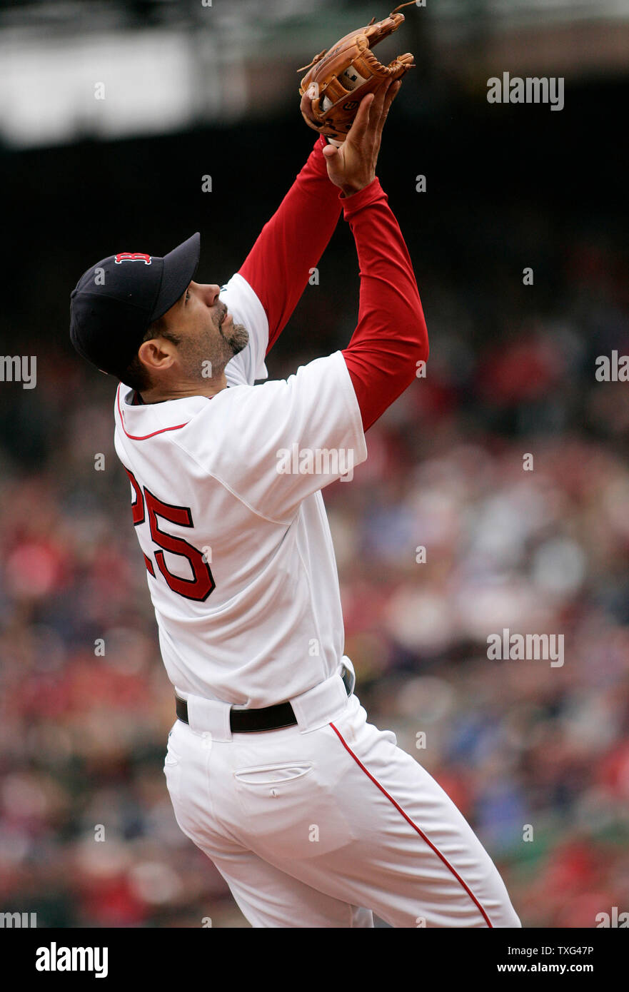 Boston Red Sox basemen Terzo Mike Lowell catture un pop out dal Tampa Bay Rays pastella Akinori Iwamura nel secondo inning al Fenway Park di Boston, nel Massachusetts il 4 maggio 2008. (UPI foto/Matthew Healey) Foto Stock