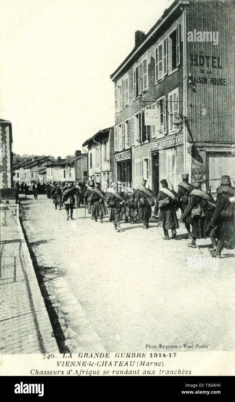 Cartolina che rappresentano reggimenti di African chasseurs camminando attraverso il villaggio di Vienne Le Chateau e dirigervi verso la parte anteriore. 1916 Foto Stock