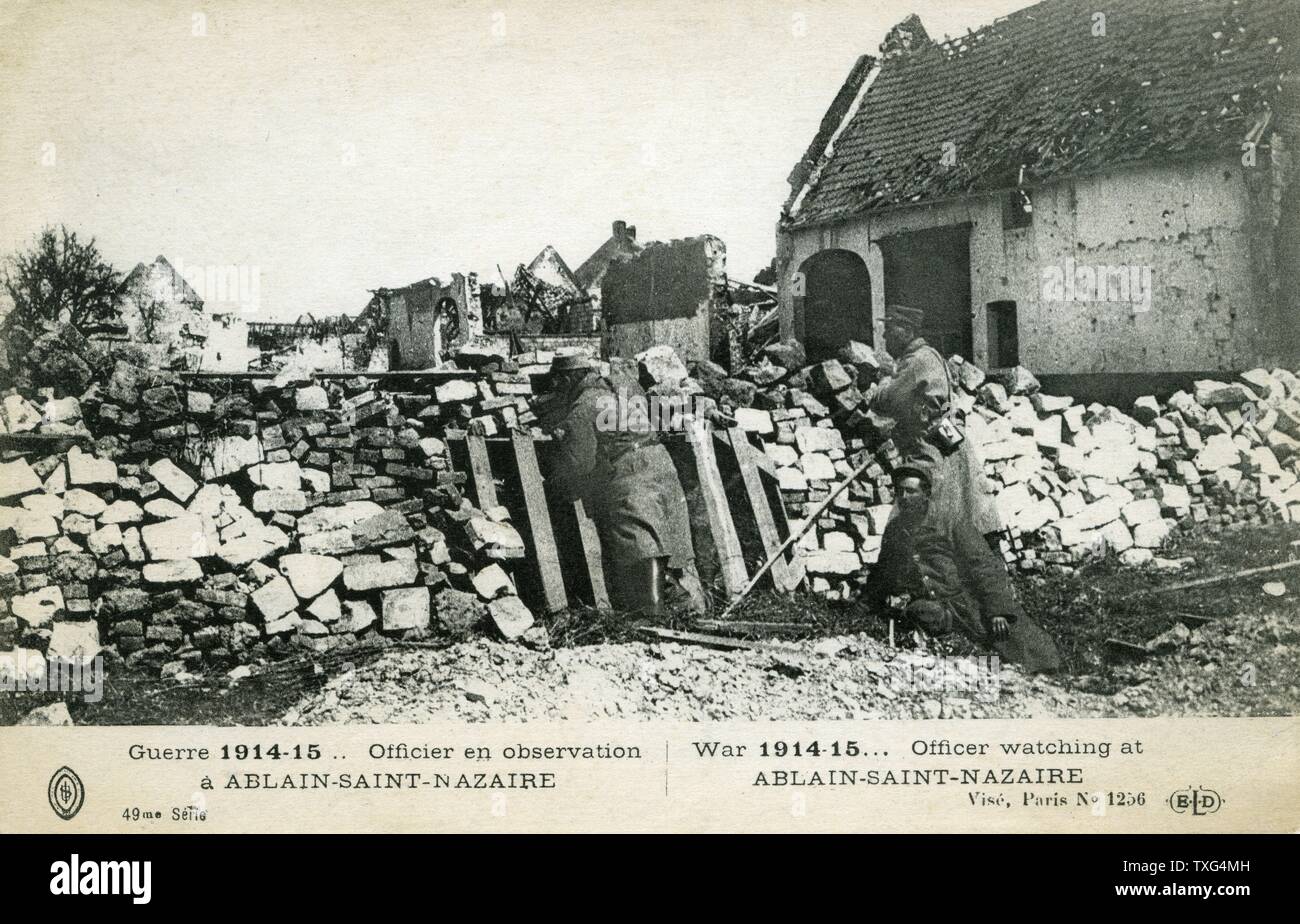 Cartolina in rappresentanza di ufficiali francesi al loro posto di osservazione nella città di Ablain-Saint-Nazaire. 1915 Foto Stock