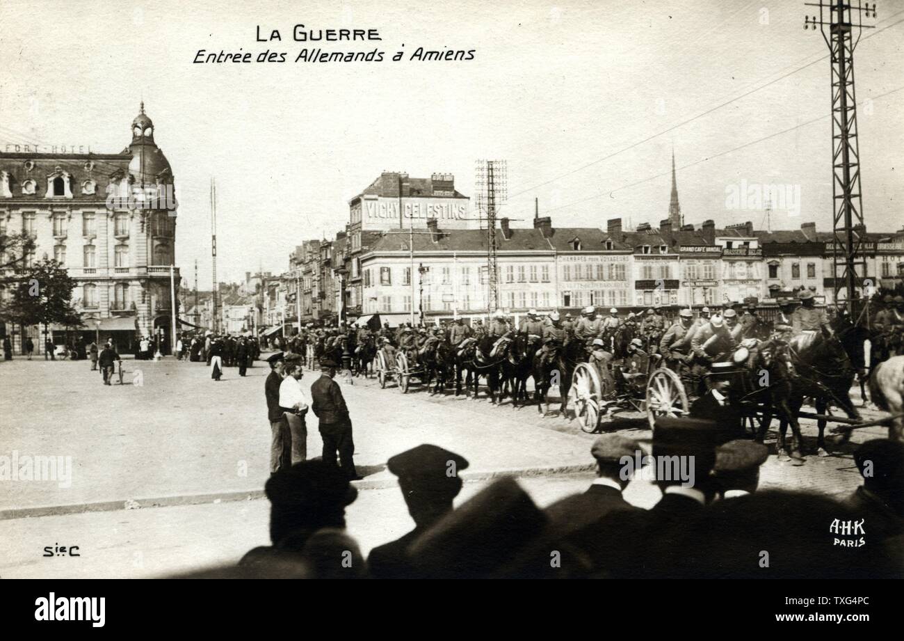 Una cartolina che rappresenta le truppe tedesche invadono la città di Amiens (Somme regione). Autunno 1914 Foto Stock