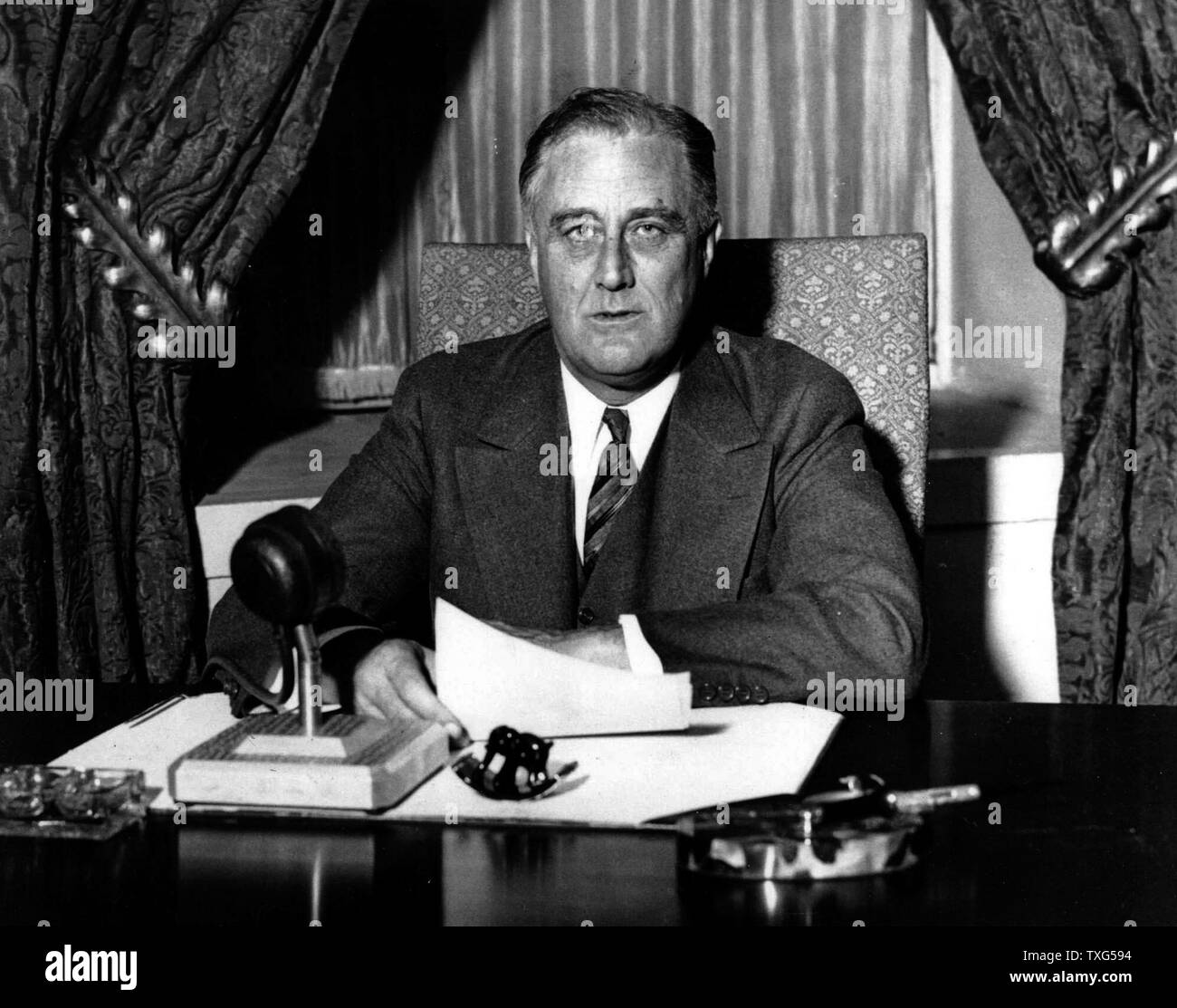 Franklin Delano Roosevelt (1882-1945), il trentaduesimo Presidente degli Stati Uniti d'America (1933-1945), dando uno dei suoi "fireside' trasmissioni alla nazione americana Foto Stock