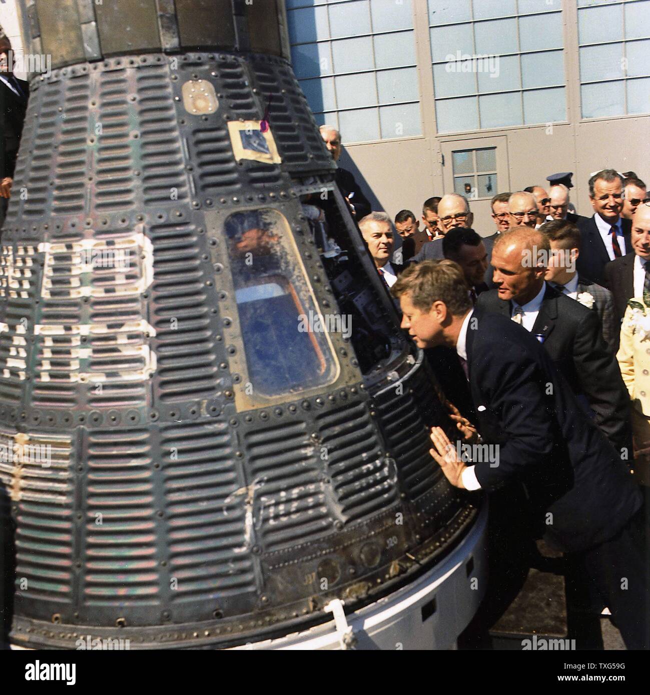 John F Kennedy (1917-1963), trentacinquesimo presidente degli Stati Uniti d'America (1961-1963) ispezione " Amicizia 7' di Cape Canaveral, 23 febbraio 1962. Foto Stock
