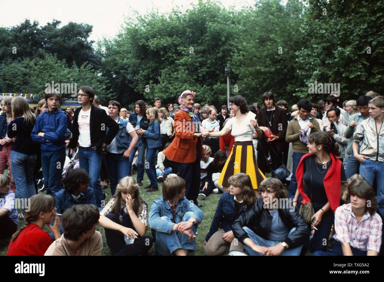 I giovani tedeschi che frequentano il 'Rock für den Frieden' Festival di musica al parco Volkspark Friedrichshain, a est di Berlino, Germania. 1982 Foto Stock