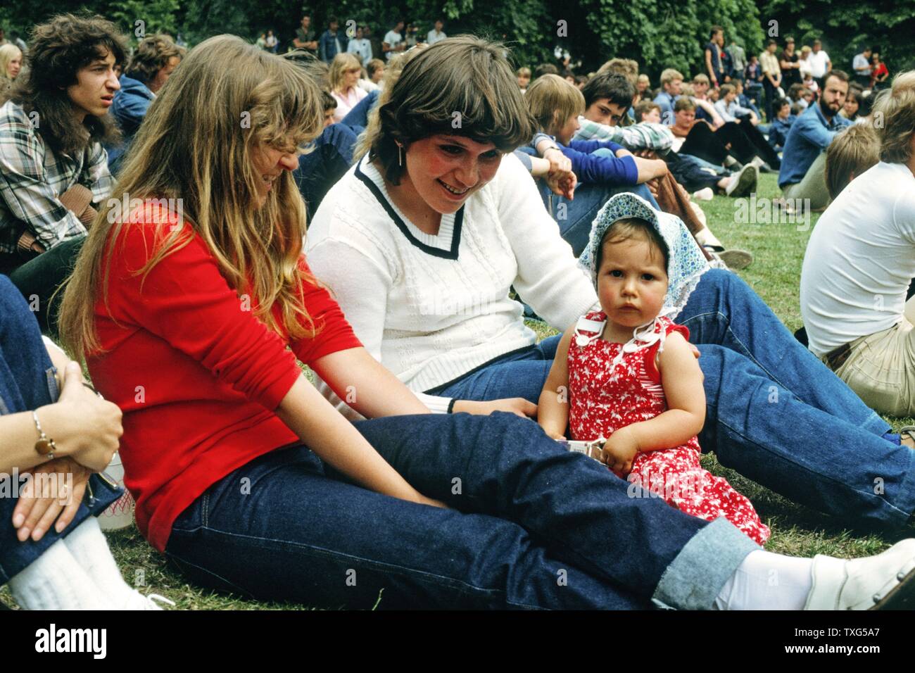 I giovani tedeschi che frequentano il 'Rock für den Frieden' Festival di musica al parco Volkspark Friedrichshain, a est di Berlino, Germania. 1982 Foto Stock