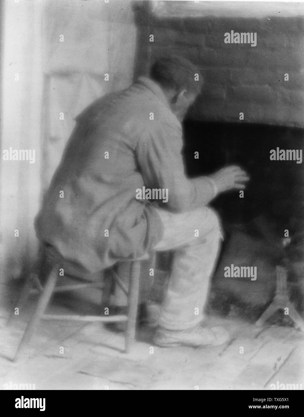 Americano africano, eventualmente un ex schiavo, seduta himslef riscaldamento mediante il fuoco nella sua stanza Foto Stock