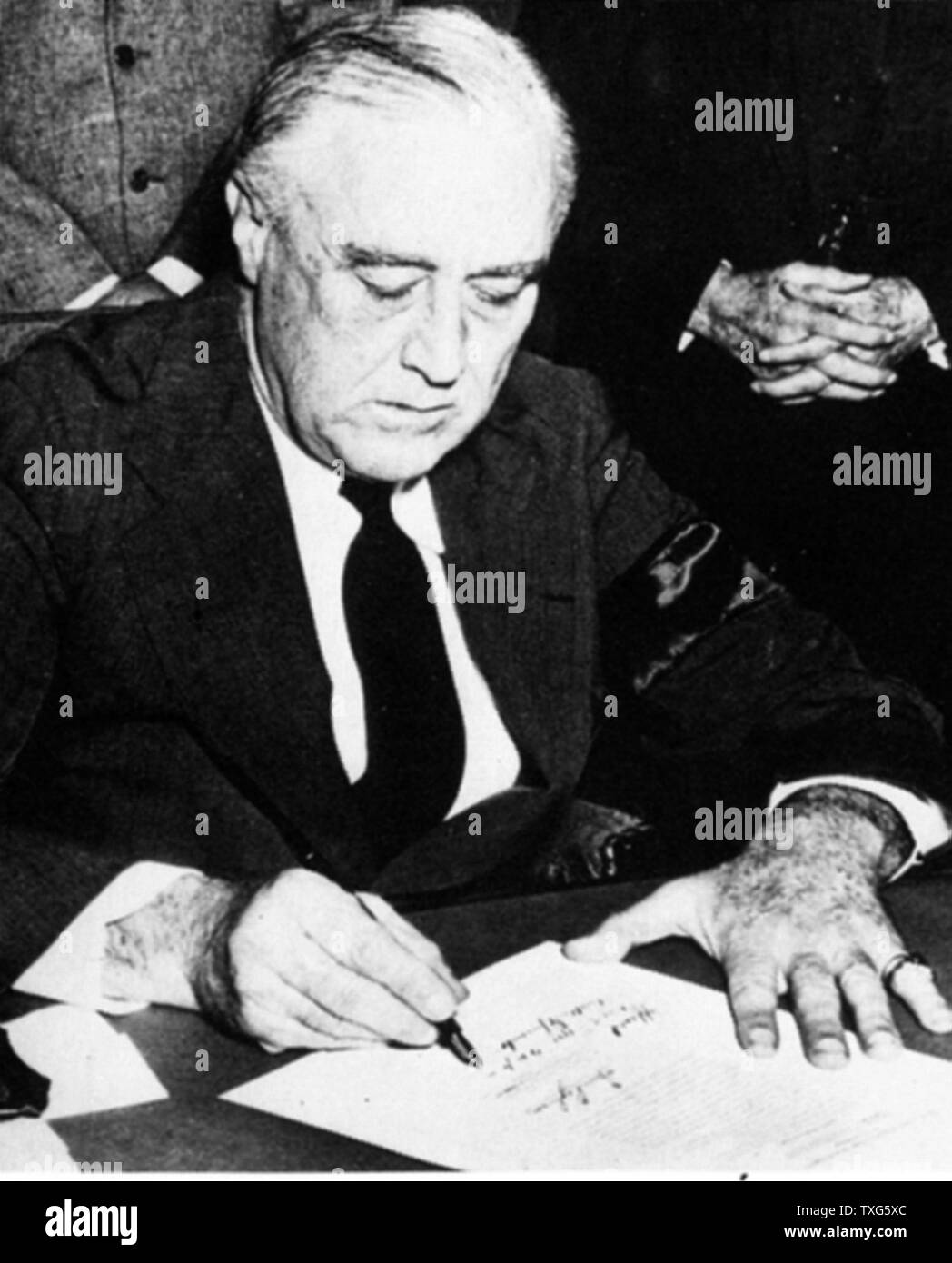 Franklin Delano Roosevelt, trentaduesimo Presidente degli Stati Uniti d'America (1933-1945), la firma della dichiarazione di guerra contro il Giappone, 8 Dicembre 1941 Foto Stock