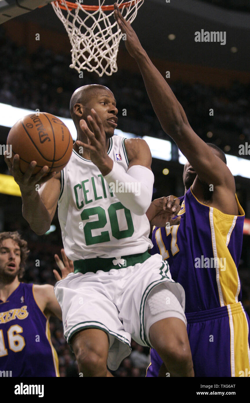 Boston Celtics guard Ray Allen (20) fa passare sotto la rete con Los Angeles Lakers center Andrew Bynum (17) cercando di blocco di lui nella prima metà al TD Garden di Boston, Massachusetts il 31 gennaio 2010. UPI/Matthew Healey Foto Stock