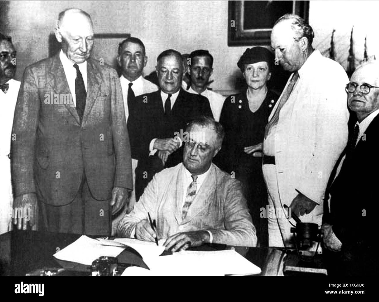 Il Presidente degli Stati Uniti Franklin D. Roosevelt firma la sicurezza sociale Bill (Act) nel 1935 Foto Stock