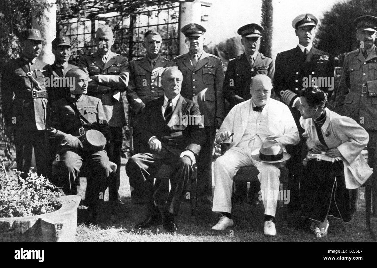 Conferenza del Cairo 1943 : Cina, Regno Unito e Stati Uniti d'America da sinistra a destra; Generalissamo Chiang Kai-shek, Franklin Delano Roosevelt, Winston Churchill e Madame Chiang Kai-shek Foto Stock