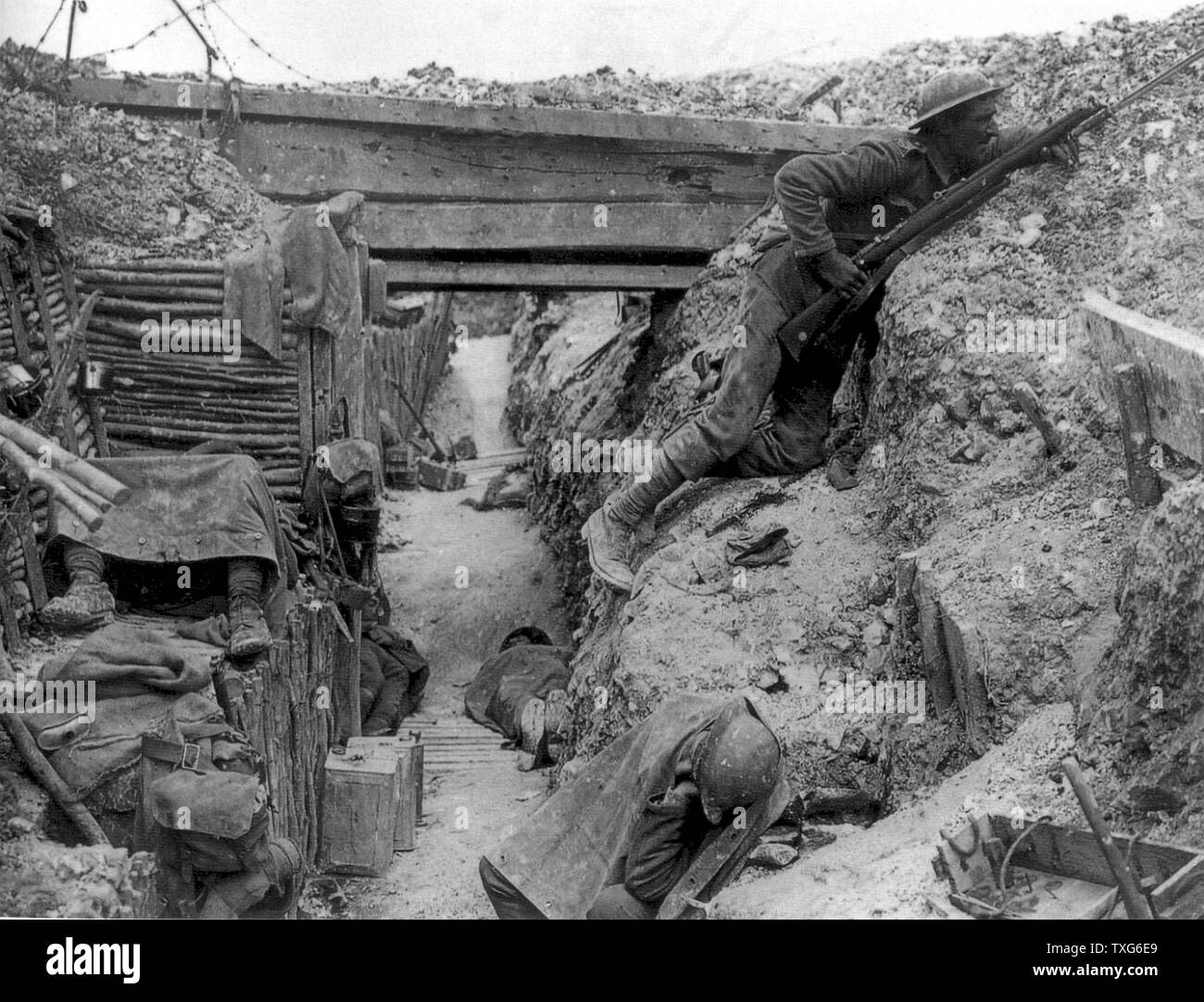 La prima guerra mondiale : Ventiduesimo reggimento britannico (Cheshire Regiment) in una trincea tedesca ripresero a la Battaglia delle Somme in Ovillers. Ottobre 1916 Foto Stock